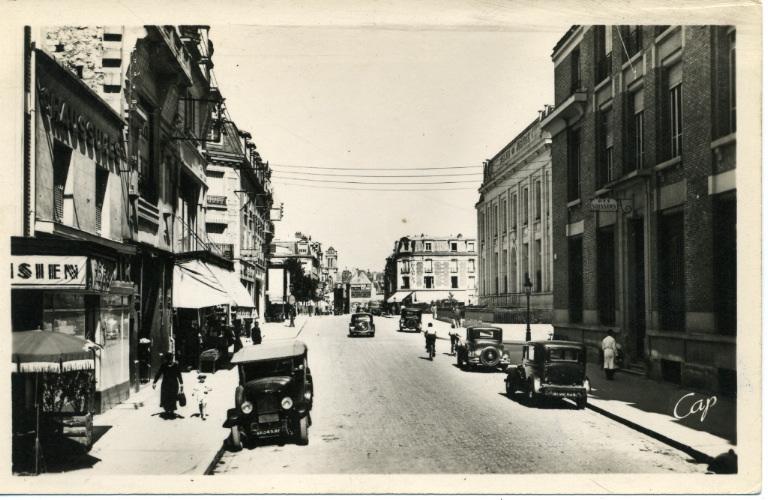 Soissons - Rue Saint-Martin - La poste et le tribunal