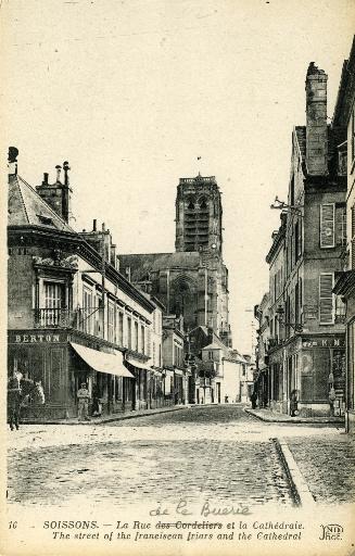 Soissons - La rue des Cordeliers et la Cathédrale