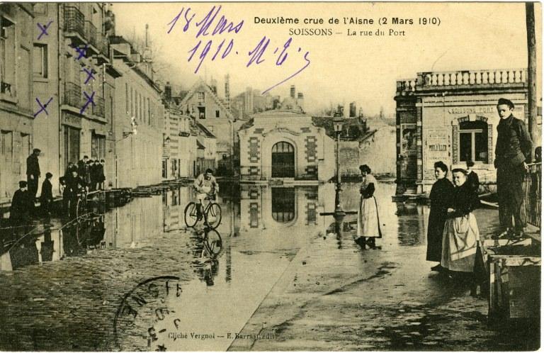 Soissons - Deuxième crue de l'Aisne (2 mars 1910) - La rue du port