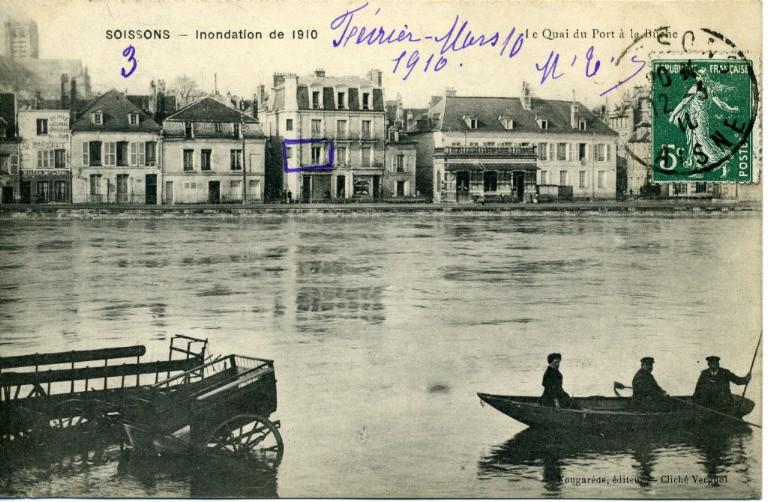 Soissons - Inondation de 1910 - Le quai du port à la bûche