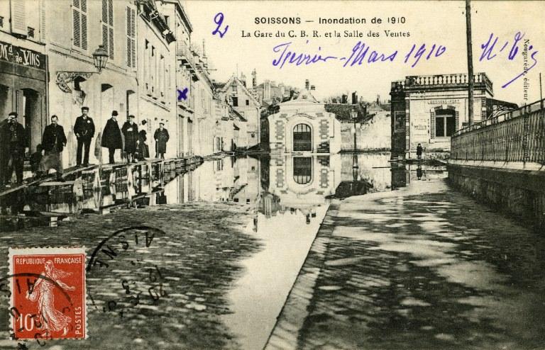 Soissons - Inondation de 1910 - La gare du C.B.R et la salle des ventes