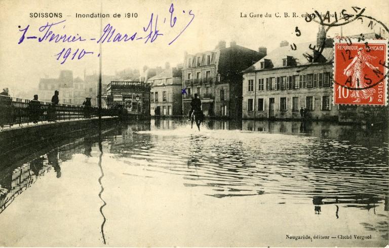 Soissons - Inondation de 1910 - La gare du C.B.R entourée par l'eau