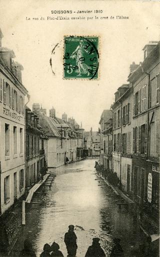 Soissons - Janvier 1910 - La rue du Pot d'Étain envahie par la crue