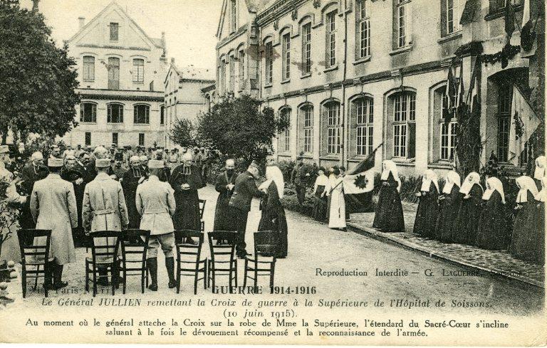Soissons - Guerre 1914-1916 - Le général Julien remettant la Croix de guerre à la supérieure de l'hôpital de Soissons