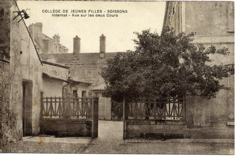 Soissons - Collège de Jeunes Filles - Internat - Vue sur les deux Cours
