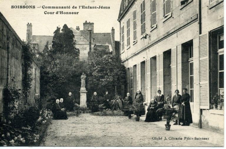 Soissons - Communauté de l'Enfant Jésus - Cour d'Honneur