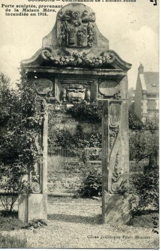 Soissons - Communauté de l'Enfant Jésus - Porte sculptée, provenant de la Maison Mère incendiée en 1914