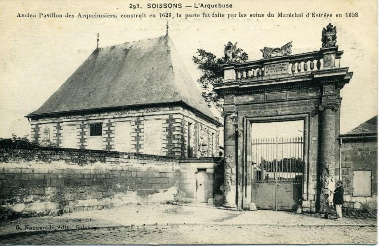 Soissons - L'Arquebuse. Ancien pavillon des Arquebusiers, construit en 1626, la porte fut faite par les soins du Maréchal d'Estrées en 1658