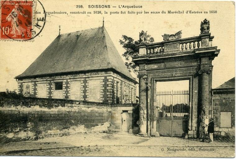 Soissons - L'Arquebuse. Ancien pavillon des Arquebusiers, construit en 1626, la porte fut faite par les soins du Maréchal d'Estrées en 1658