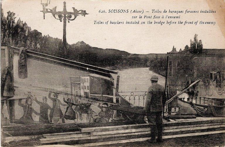 Soissons - Toiles des baraques foraines installées sur le Pont face à l'ennemi