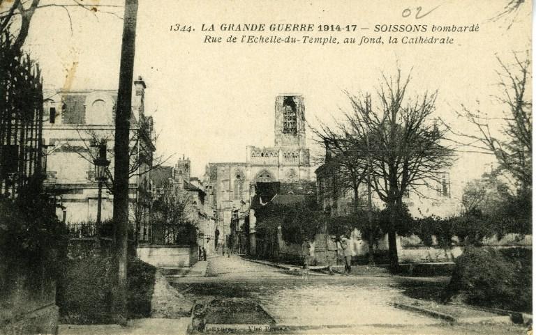 La Grande Guerre 1914-1917 - Soissons bombardé - Rue de l'échelle du Temple, au fond, la cathédrale