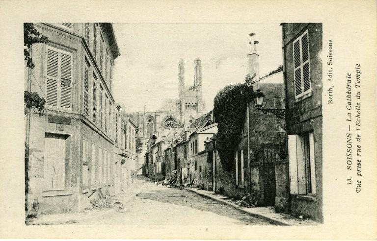 Soissons - La Cathédrale - Vue prise de la rue de l'échelle du temple