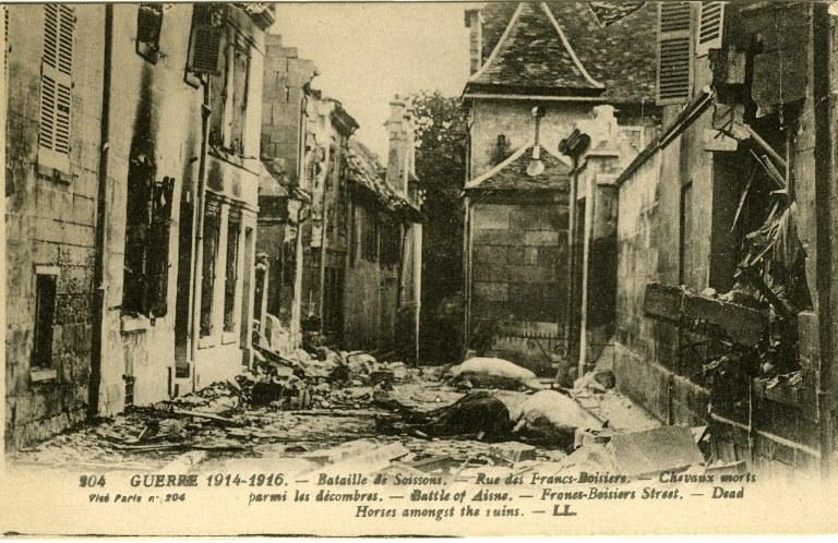 Guerre 1914-1916 - Bataille de Soissons - Rue des Francs-Boisiers - Chevaux morts parmis les décombres