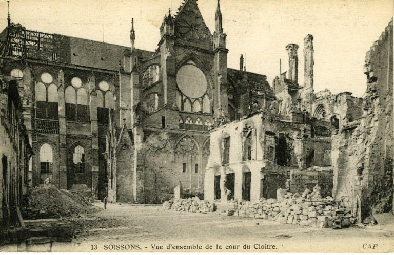 Soissons - Vue d'ensemble de la cour Cloître