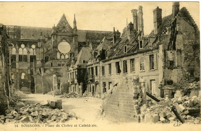 Soissons - Place du Cloître et Cathédrale