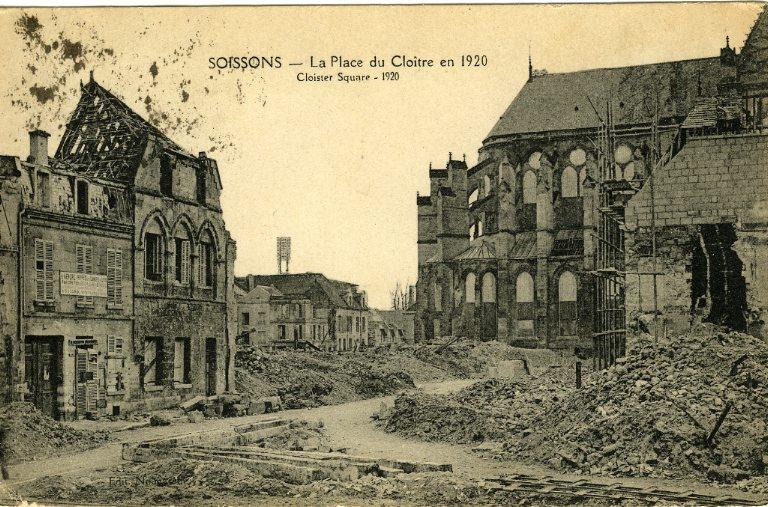 Soissons - La Place du Cloître en 1920