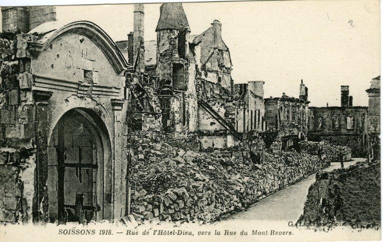 Soissons - Rue de l'Hôtel-Dieu, vers la Rue du Mont-Revers
