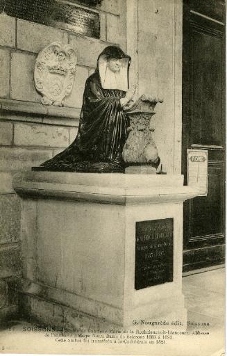 Soissons - Cathédrale - Statue de Gabrielle Marie de la Rochefoucault-Liancourt. Abbesse de l'ancienne Abbaye Notre-Dame de Soissons 1683 à 1693. Cette statue fut transférée à la Cathédrale en 1821