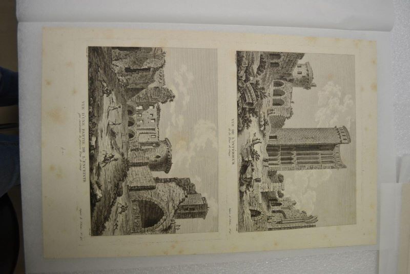 Vue de l'intérieur de la tour de Coucy. Vue d'une partie de l'enceinte qui environne la grosse tour de Coucy.
