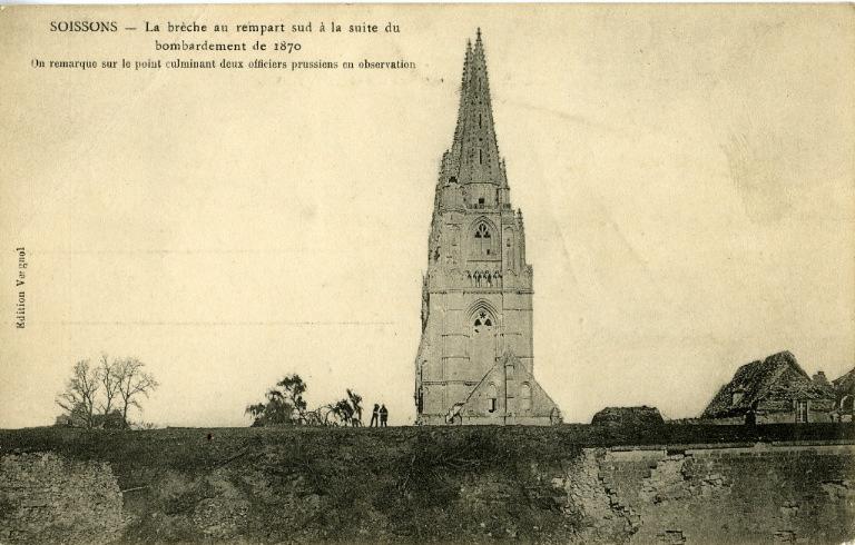 Soissons - La brèche au rempart sud à la suite du bombardement de 1870. On remarque sur le point culminant deux officiers prussiens en observation