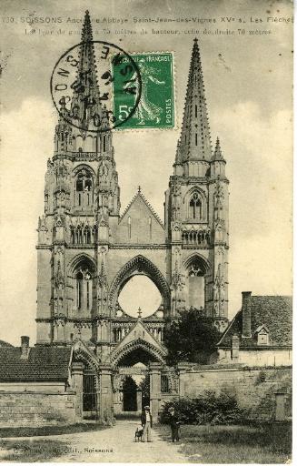 Soissons - Ancienne Abbaye Saint-Jean-des-Vignes (XVe siècle) - Les Flèches. La tour de gauche a 75 mètres de hauteur, celle de droite 70 mètres