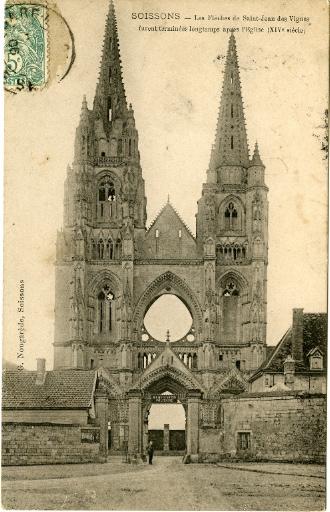 Soissons - Les Flèches de Saint-Jean-des-Vignes furent terminées longtemps aprés l'Église (XIVe siècle)