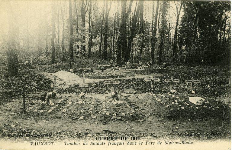 Guerre 1914 - Vauxrot - Tombes de soldats français dans le Parc de Maison-Bleue