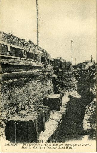 Guerre de 1914-1915 - Soissons - Une tranchée fortifiée avec des briquettes de charbon dans la distillerie (secteur Saint-Waast)