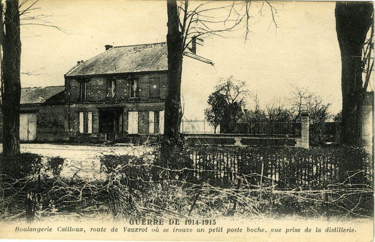 Guerre 1914-1915 - Boulangerie Cailloux, route de Vauxrot où se trouve un petit poste boche, vue prise de la distillerie
