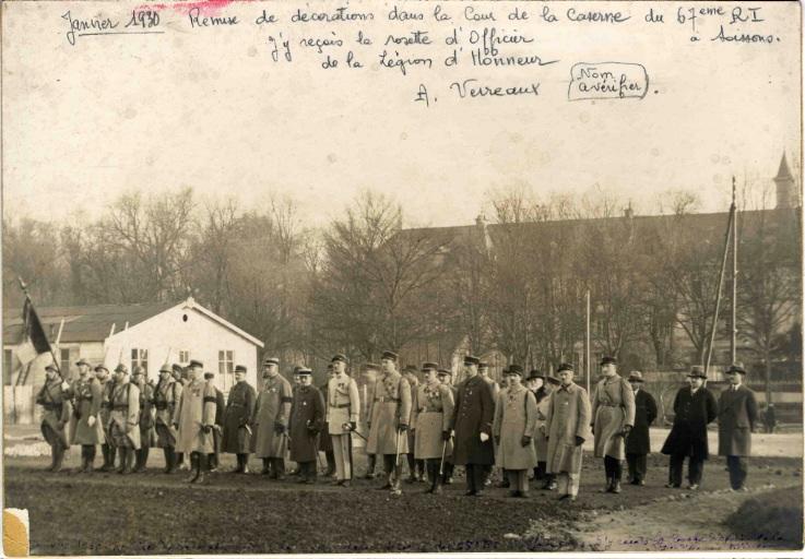 Remise de décorations dans la cour de la caserne du 67e RI à Soissons
