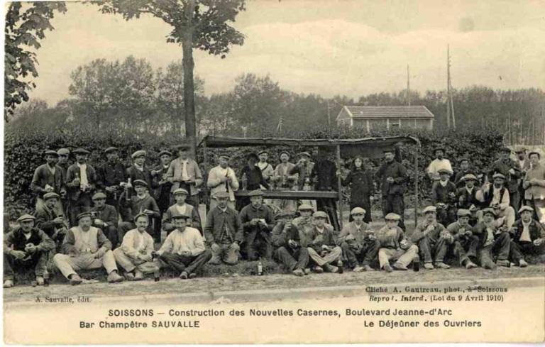 Soissons - Construction de Nouvelles Casernes, Boulevard Jeanne-d'Arc - Bar Champêtre SAUVALLE - Le déjeûner des Ouvriers