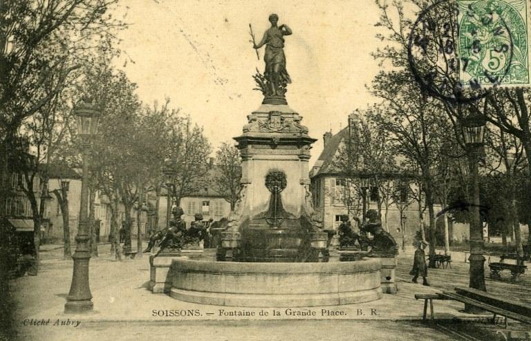 Soissons - Fontaine de la Grande Place