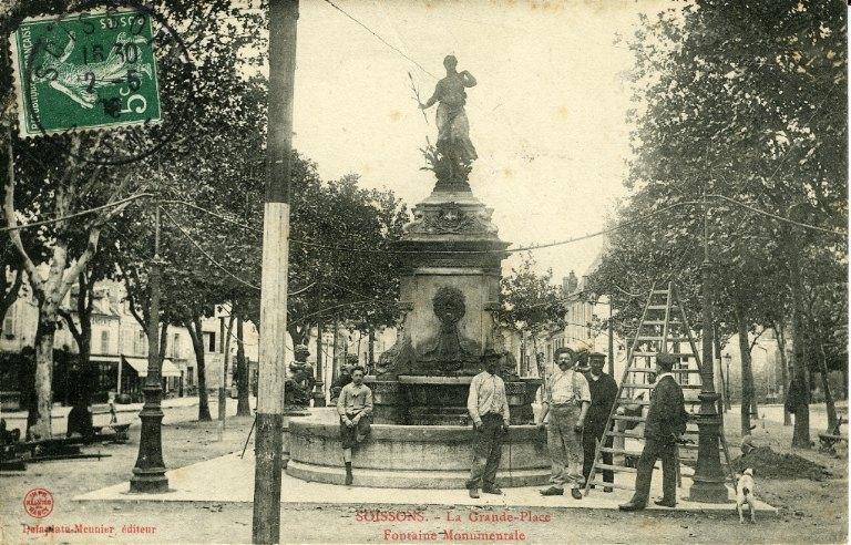 Soissons - La Grande Place. Fontaine Monumentale