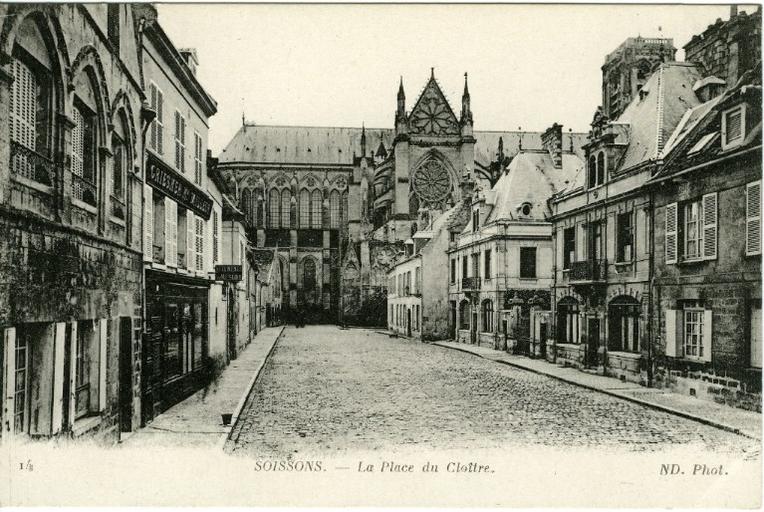Soissons - La place du Cloître