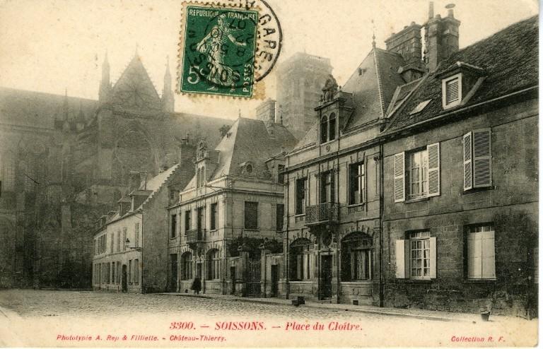 Soissons - Place du Cloître
