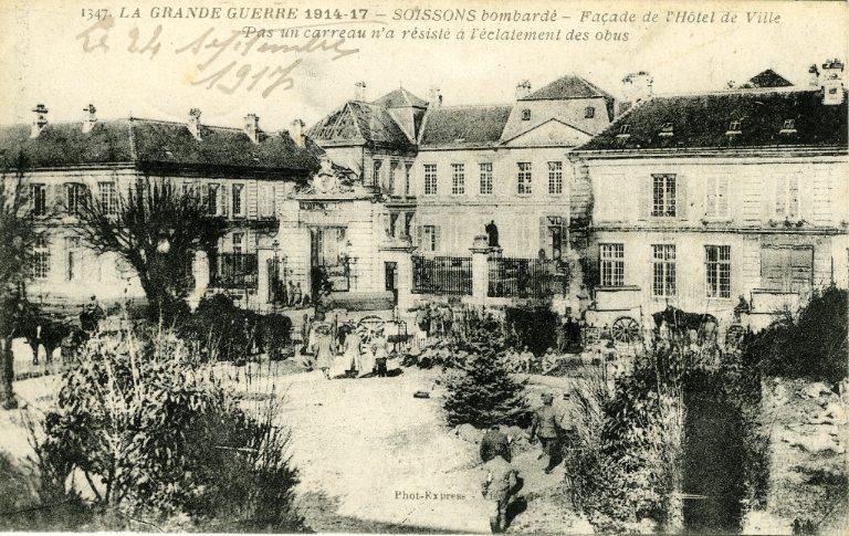 La Grande Guerre 1914-17 - Soissons bombardé - Façade de l'Hôtel de Ville. Pas un carreau n'a résisté à l'éclatement des obus