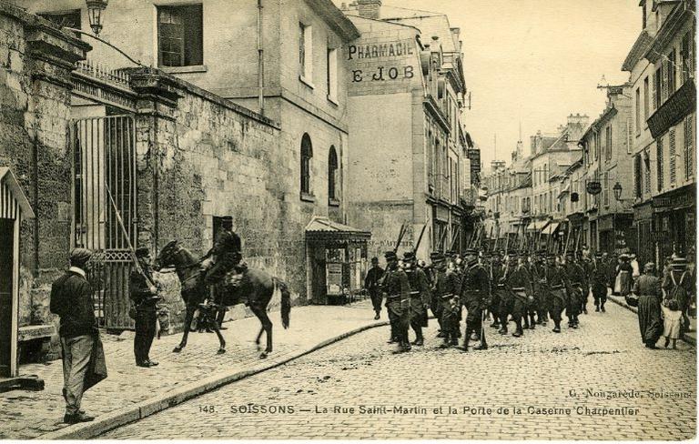Soissons - La rue Saint-Martin et la porte de la Caserne Charpentier