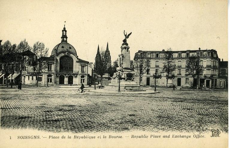 Soissons - Place de la République et la Bourse - Republic Place and Exchange Office