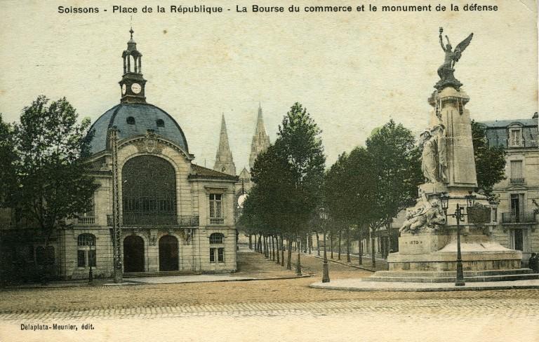 Soissons - Place de la République - La bourse du commerce et le monument de la défense