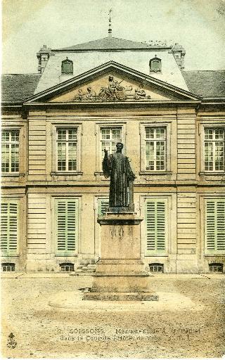 Soissons - Monument de A.G. Paillet dans la Cour de l'Hôtel de Ville