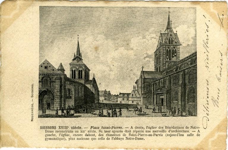 Soissons XVIIIe - Place Saint-Pierre. - A droite, l'église des Bénédictins de Notre-Dame reconstruite au XIIe siècle. Sa tour ajourée était réputée une merveille d'architecture. - A gauche, l'église, encore debout, des chanoines de Saint-Pierre-au-Parvis (aujourd'hui salle de gymnastique), plus ancienne que celle de l'abbaye Notre-Dame