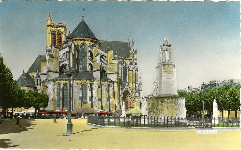 Soissons - L'abside de la cathédrale et le monument aux Morts