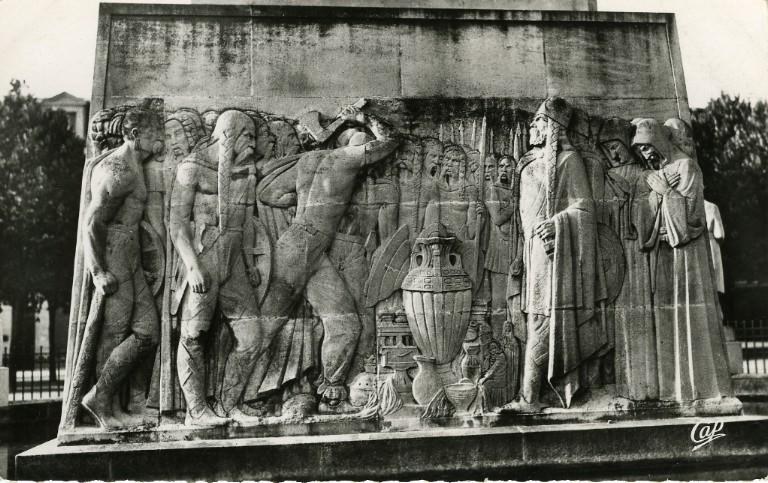 Soissons - Monument aux Morts - Bas-Relief 'Le Vase de Soissons' (Bartholomé, sculpteur)