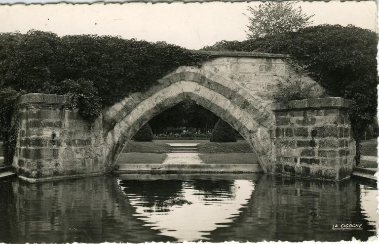 Soissons - Arche reconstituée de l'ancien pont Saint-Waast (XIIIe) et parc Saint-Crépin