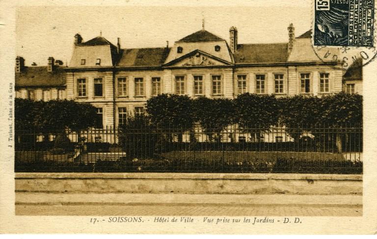 Soissons - Hôtel de ville - Vue prise des jardins