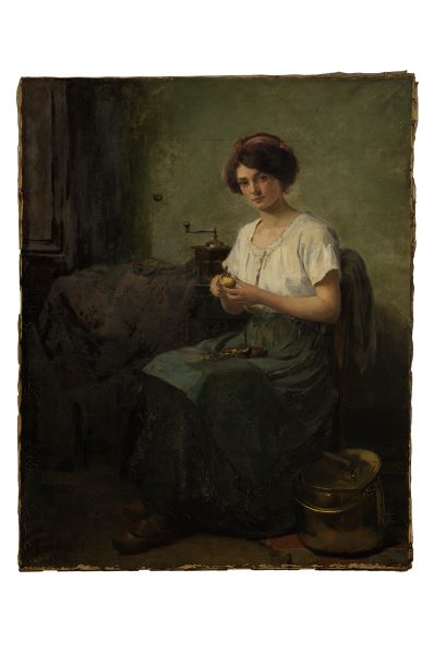 Jeune femme épluchant des légumes