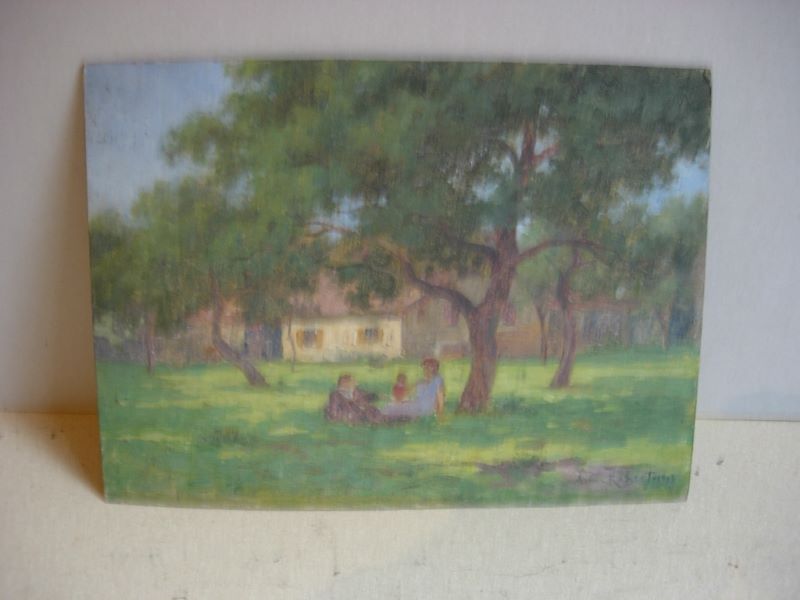 Cour de ferme avec couple et enfant assis dans l’herbe