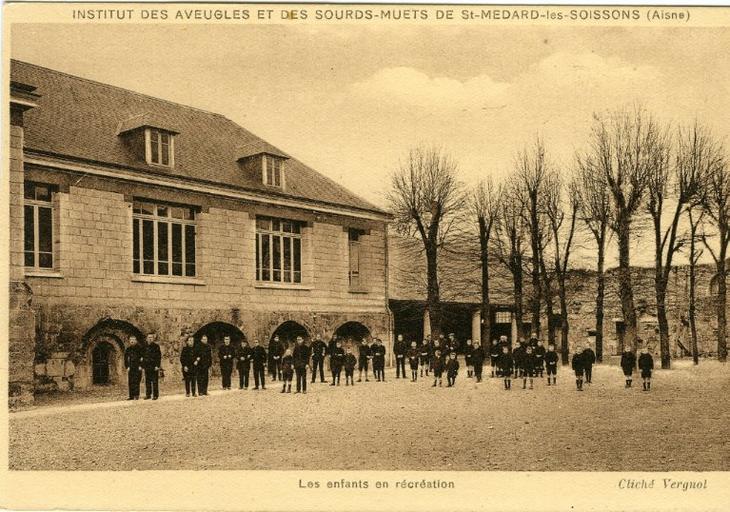 Soissons - Institut des Aveugles et des Sourds-Muets de Saint-Médard - Les enfants en récréation