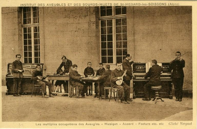 Soissons - Institut des Aveugles et des Sourds-Muets de Saint-Médard - Les multiples occupations des Aveugles - Musique-Accord-Facture..
