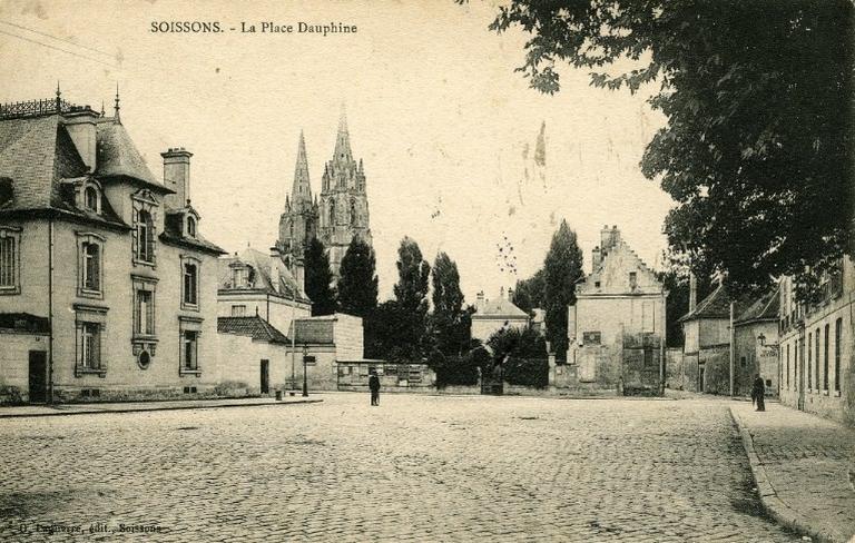 Soissons - La place Dauphine